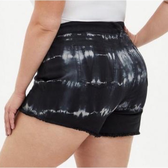 Torrid black tie dye 5 INCH STRETCH denim MID-RISE cutoff SHORT - Picture 3 of 10